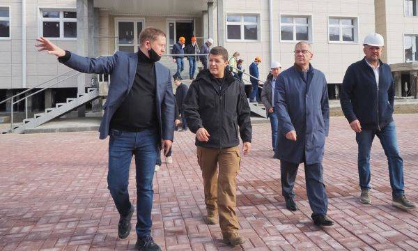 На полуострове Ямал сажают яблони и строят парк качелей