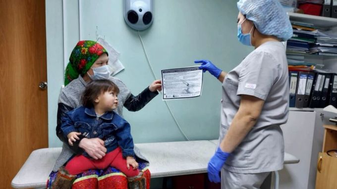 Жителей национальных поселков информируют о вакцинации против коронавируса