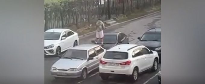 В Новом Уренгое хулиган запрыгнул на машину и справил на нее нужду