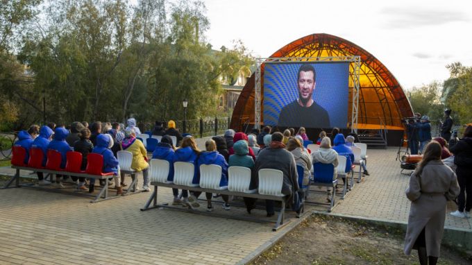 Жители и гости Салехарда посмотрели кино под открытым небом