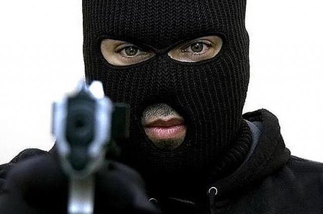 В Надыме человек в маске напал на продавца