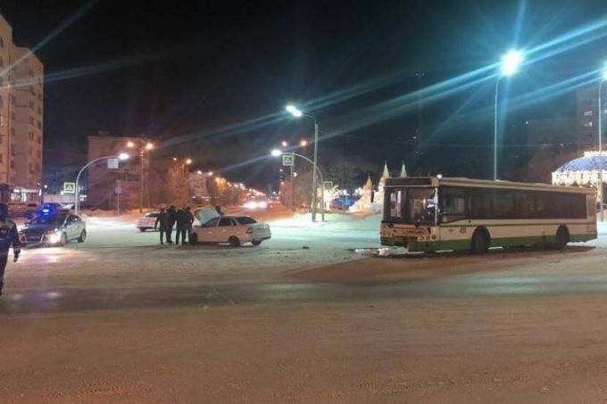 В Ноябрьске водитель LADA Priora на перекресте въехал в автобус