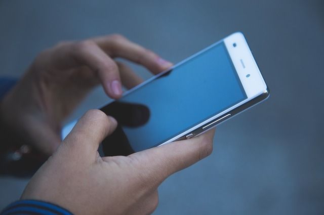 В Новом Уренгое возле ТЦ мужчина убежал с чужим телефоном