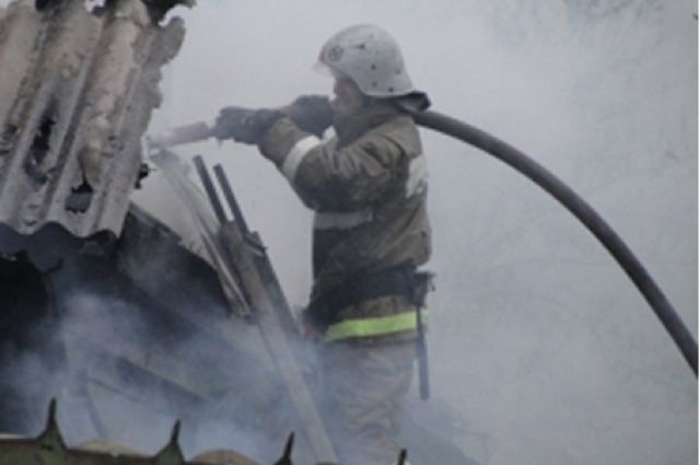 В Надыме пожарные спасли двоих мужчин