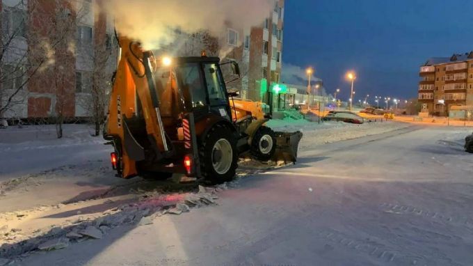 В Новом Уренгое убирают снег и готовятся к предстоящим морозам