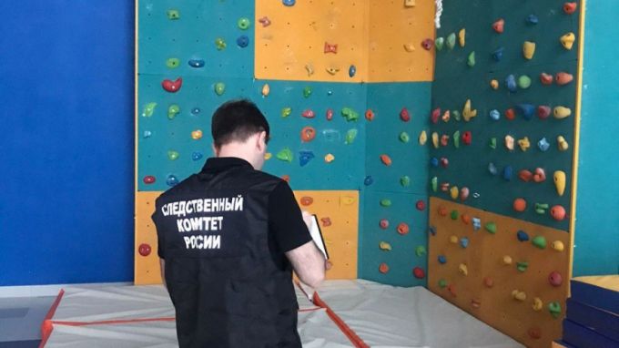 В Муравленко 8-летняя девочка получила травму на тренировке по скалолазанию