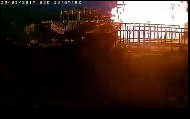 Мощный взрыв и гибель рабочего на месторождении в ЯНАО засняли камеры.