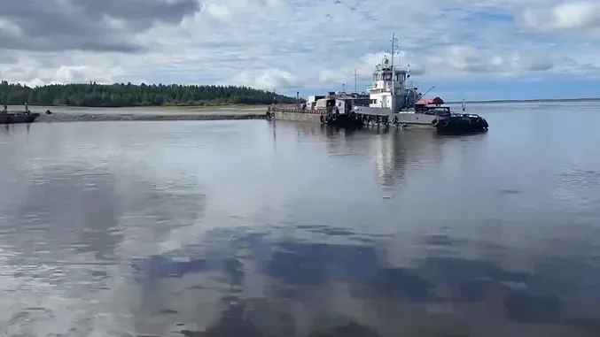 На паромной переправе между Салехардом и Лабытнанги ввели дополнительные вечерние рейсы