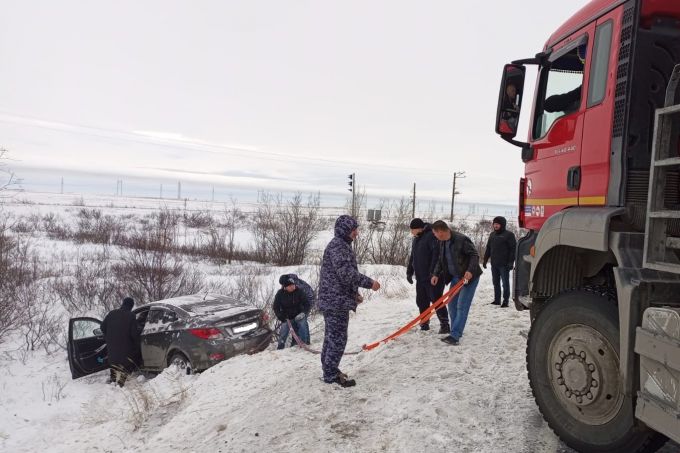 В ЯНАО сотрудники Росгвардии помогли автоледи вызволить машину из кювета