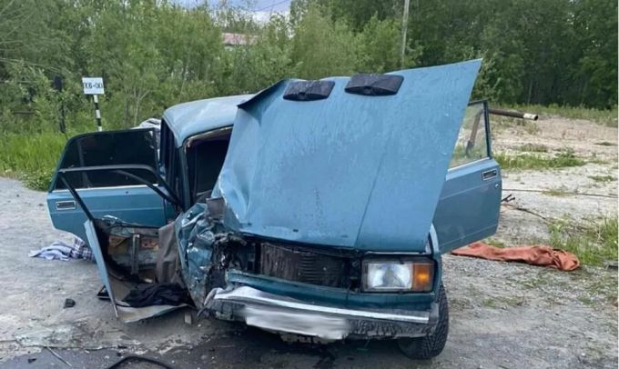 На Ямале водитель ВАЗа врезался в опору освещения. Есть пострадавшие