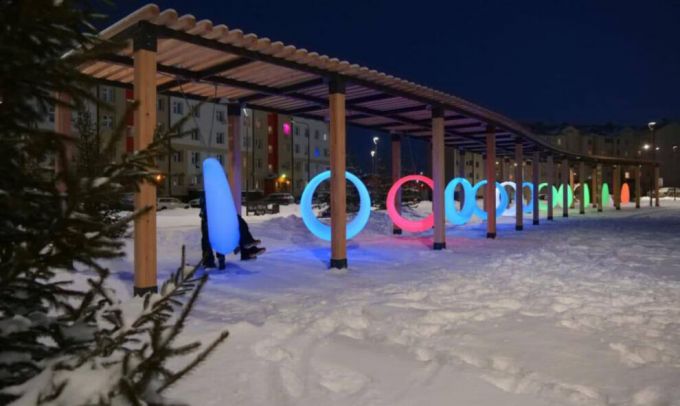 В Коротчаево установили светящиеся качели