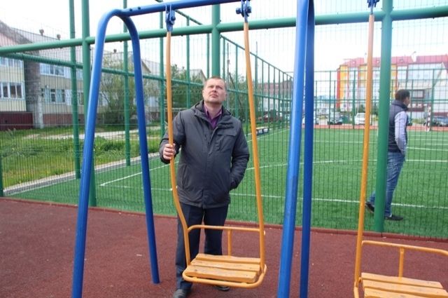 В Салехарде вандалы ломают тренажеры и мусорят на спортивных площадках