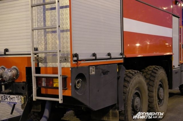 Ночью во дворе Ноябрьска тушили легковушку