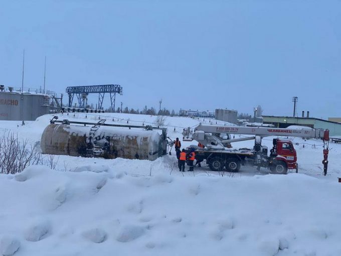 В ЯНАО железнодорожники уронили цистерну с нефтью.