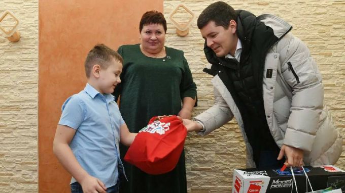 «Елка желаний». Губернатор Ямала исполнил две детские новогодние мечты