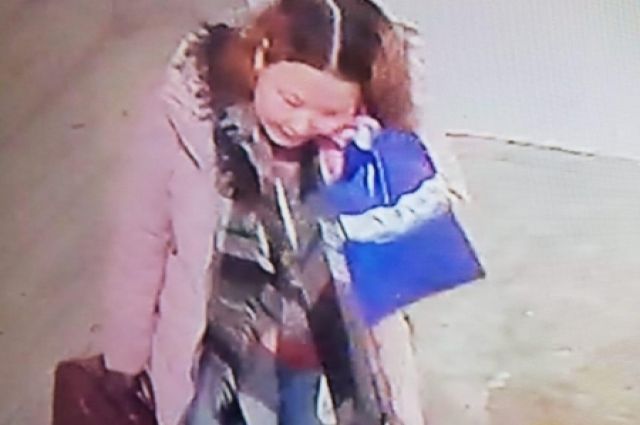 В Пуровском районе разыскивают женщину, подозреваемую в краже детской одежды