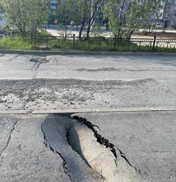 В Новом Уренгое в асфальте образовался «портал». 