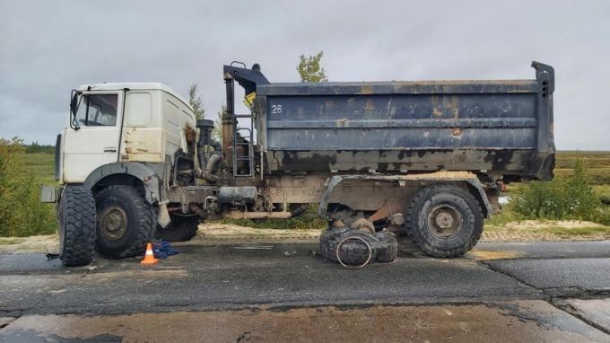 В ЯНАО грузовик сбил водителя, менявшего колесо на обочине