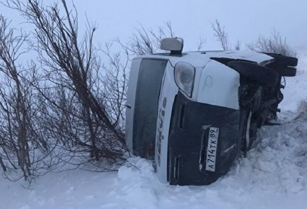 На Ямале микроавтобус Mercedes улетел в кювет. Есть пострадавший