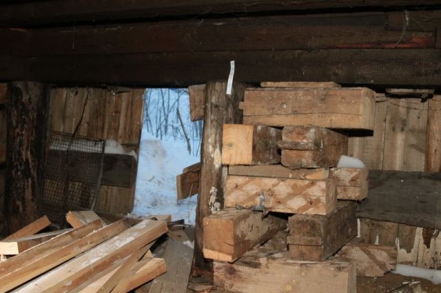 В Салехарде проводят усиление свайных оснований деревянных домов