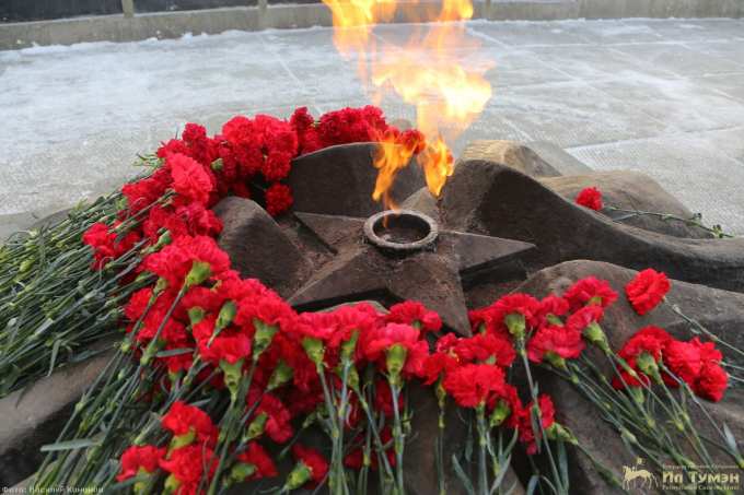 В Ноябрьске пьяный горожанин присвоил цветы с мемориала «Вечного огня»