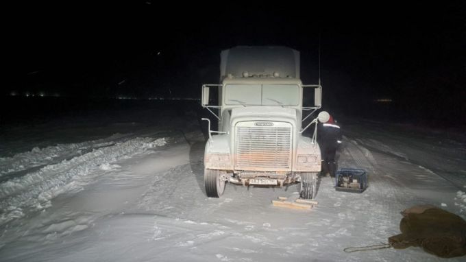 На Ямале водитель большегруза попал в морозный плен