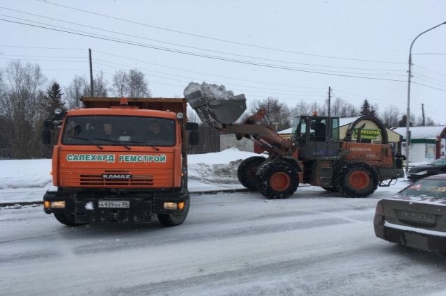 Горы снега вывезли на полигон коммунальщики Салехарда
