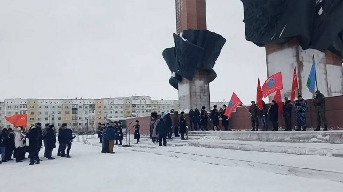 В Новом Уренгое у Вечного огня почтили минутой молчания память погибших земляков