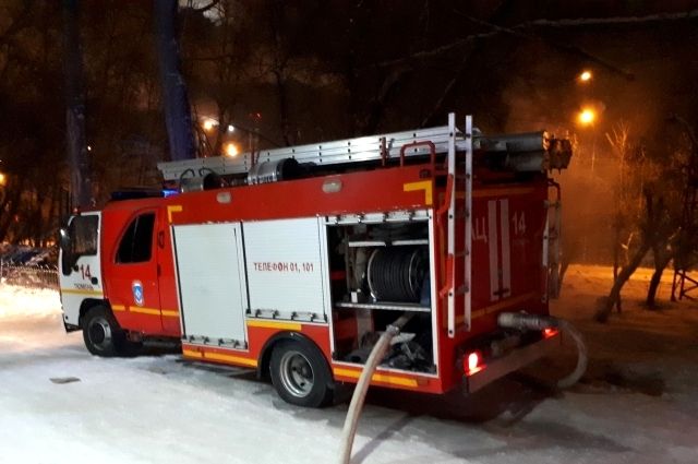 В жилом дворе Ноябрьска ночью тушили «УАЗ»