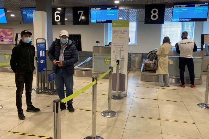 Вылетающие из Нового Уренгоя пассажиры про маски и дистанцию не забывают