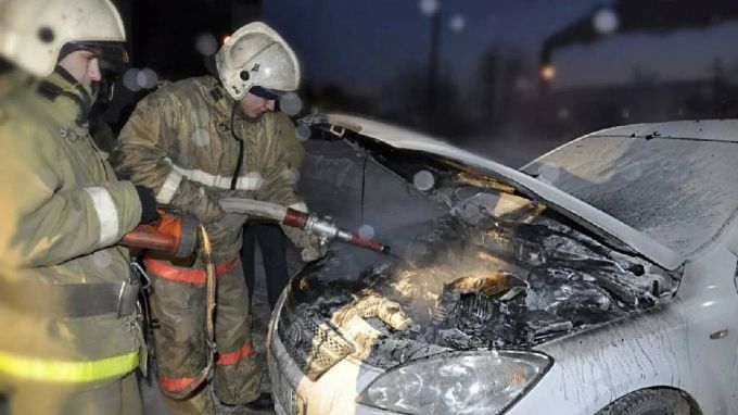 В Салехарде загорелась иномарка