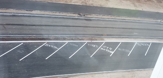 В Ноябрьске автомобилисты поделили недостроенную общественную парковку