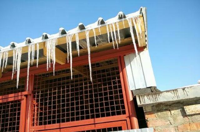 Очищать крыши домов от снега в ЯНАО мешают автомобили
