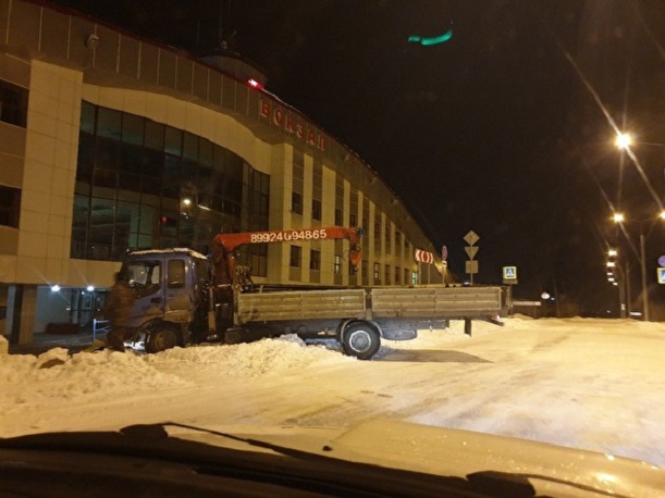 В Лабытнанги грузовик въехал в ограждение вокзала
