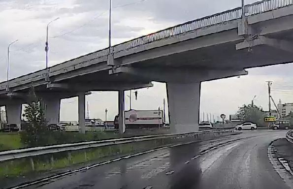 Мужчина остался жив после падения с моста в Новом Уренгое 