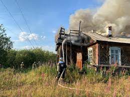 В Салехарде пожарные тушили бывшее депо 501-й стройки