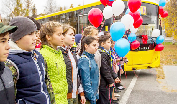 В Тарко-Сале школьникам подарили автобус