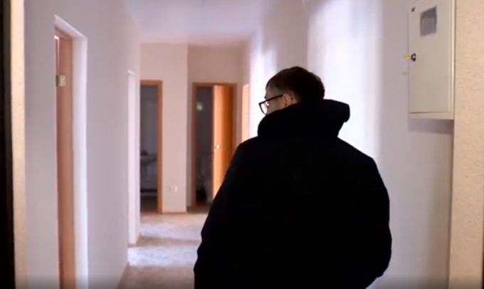 В Ноябрьске многодетную мать уговаривают вывезти детей из аварийного дома