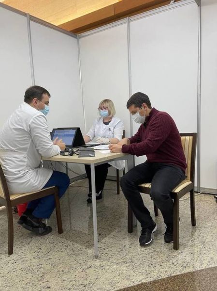 Глава Ямала ставит прививку от коронавируса