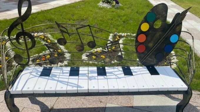 В сквере Тарко-Сале установили музыкальные скамейки