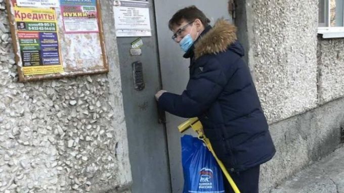 Ямальский депутат Тюменской облдумы подарил пенсионерке швабру