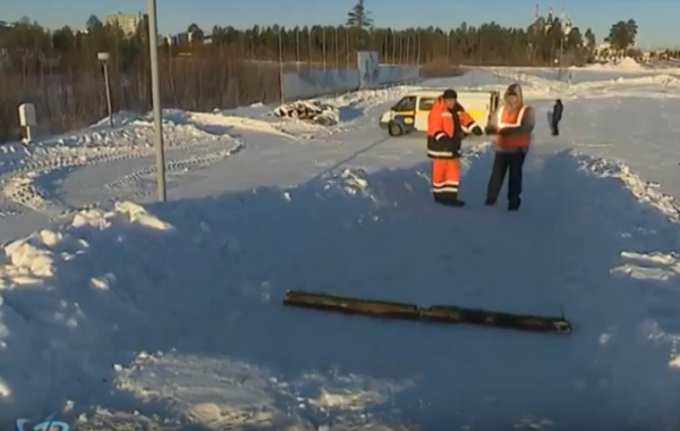 В Губкинском рабочие построили горку и скатились с нее первыми.