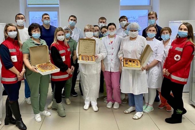 Ямальские добровольцы пришли в гости к медикам с пирогами