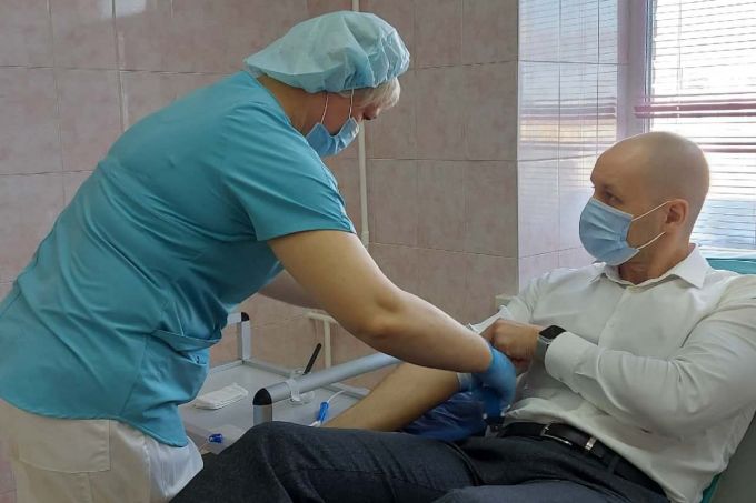 В Новом Уренгое главврач больницы дебютировал в роли донора