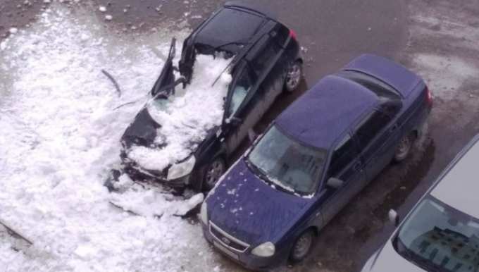 В Пуровском районе снег с крыши расплющил автомобиль