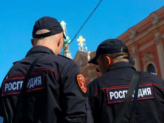 В Ноябрьске росгвардейцы задержали убегавшего от полицейских наркоторговца