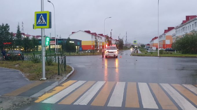 В Ноябрьске столкнулись 2 автомобиля, одного из пассажиров увезли на скорой