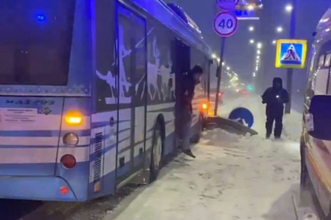 Рейсовый автобус в Салехарде врезался в ограждение около моста «Факел»