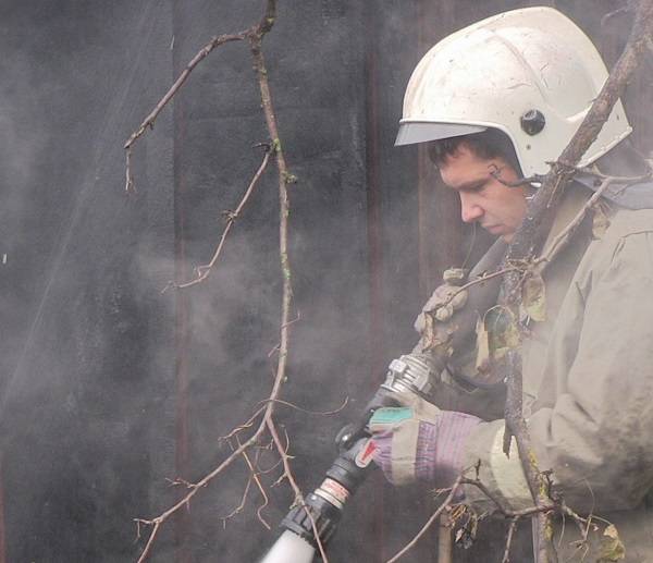 В Новом Уренгое потушили пожар на производственной базе