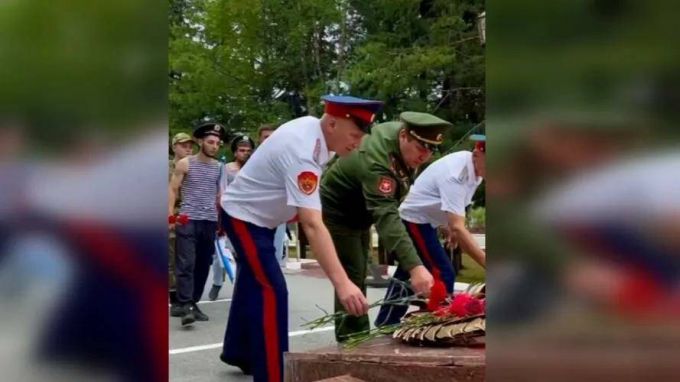Пуровчане возложили цветы к Вечному огню в День ВМФ